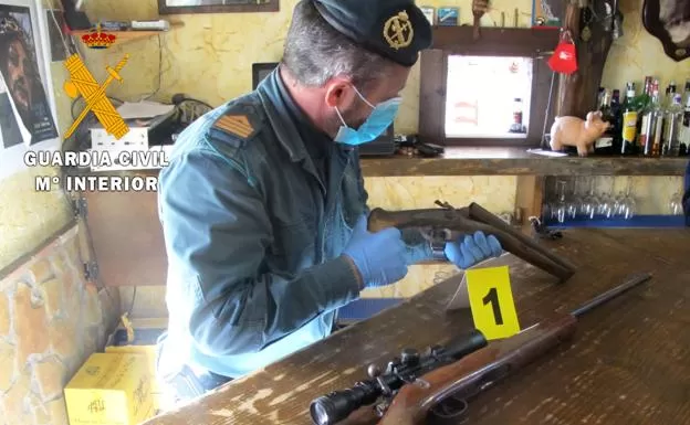 Detenidos 10 cazadores furtivos en Sierra Nevada con armas ilegales que, además, maltrataban a sus perros y tenían un invernadero de marihuana