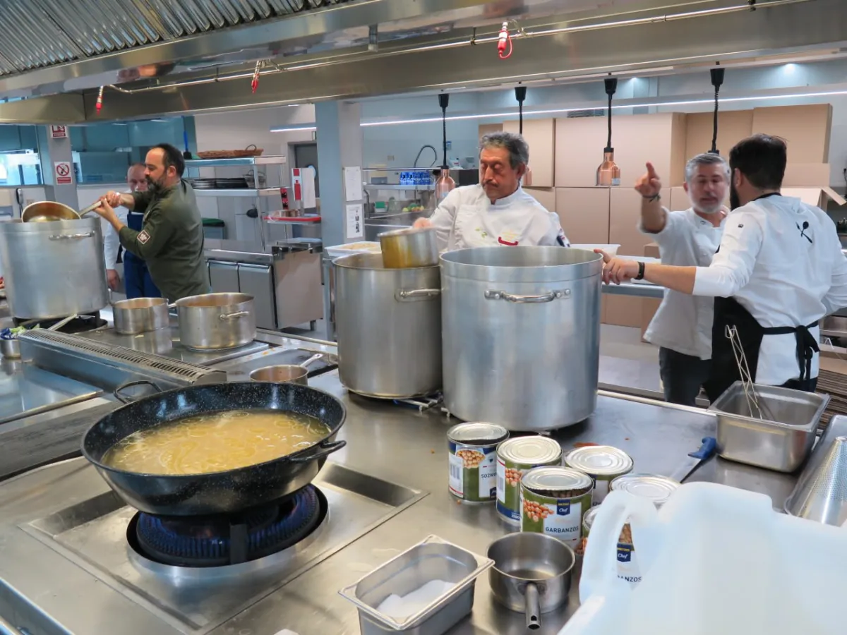 250 personas preparan en el CCT de Murcia 20.000 raciones de comida para los afectados por la DANA