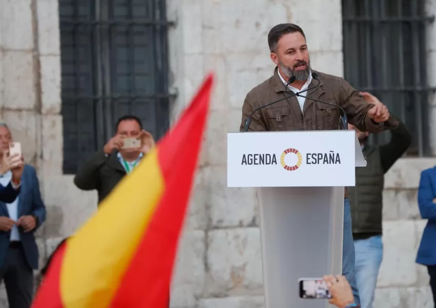 Abascal ve en el PP una "fotocopia barata del discurso progre" y le reprocha el reparto de órganos con el PSOE