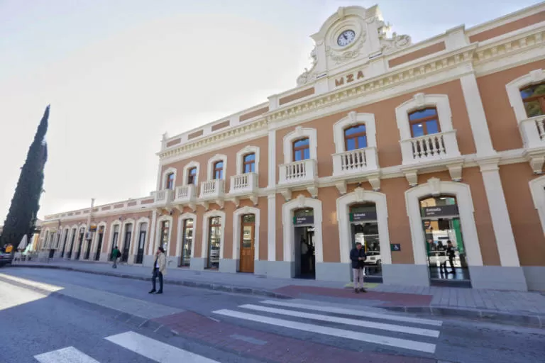 Adif instalará 1.000 puntos de recarga de vehículos eléctricos en 80 estaciones por 29 millones de euros