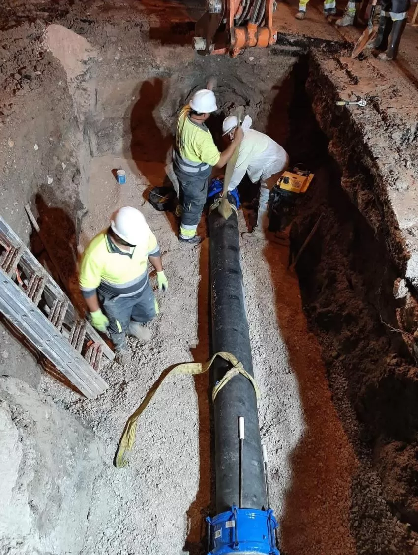 Aguas de Lorca trabaja toda la noche para solventar una grave avería en el centro de la ciudad