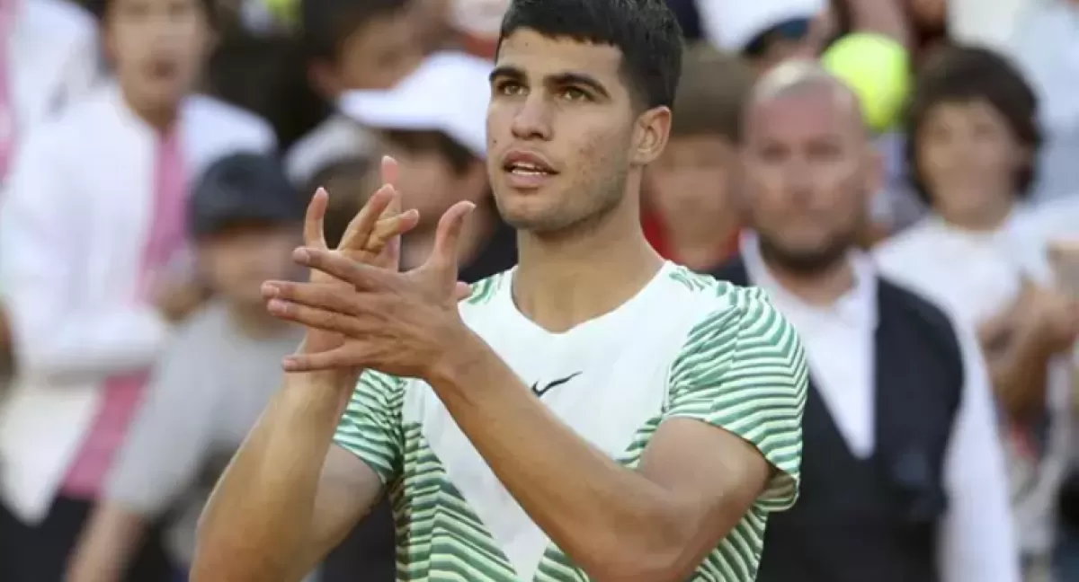 Alcaraz barre a Shapovalov y pasa a octavos de final de Roland Garros