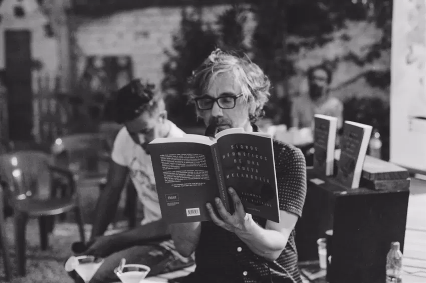 Alfonso García-Villalba ofrece una lectura de 'Signos herméticos de una nueva melancolía' este lunes en el Café El Sur