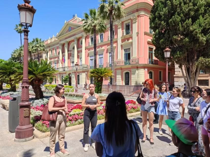Alumnos del Grado en Turismo enseñan la ciudad de Murcia a refugiados ucranianos