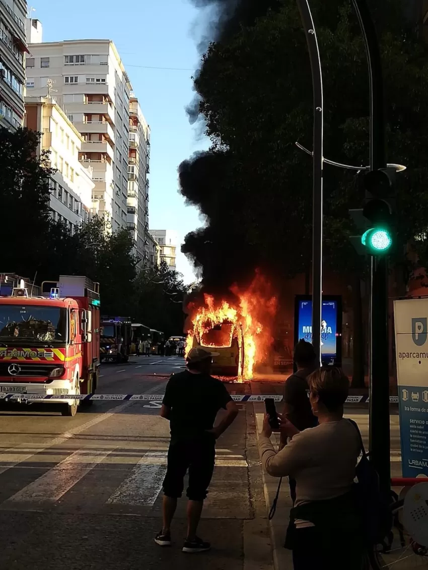 Arde un autobús urbano en la Gran Vía de Murcia