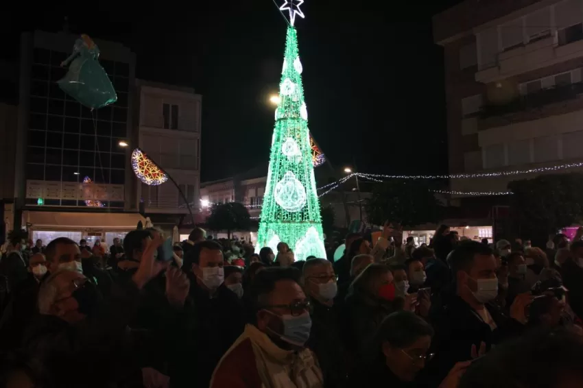 Arrancan las fiestas más entrañables de San Pedro con el encendido de las luces de navidad y la inauguración del Belén