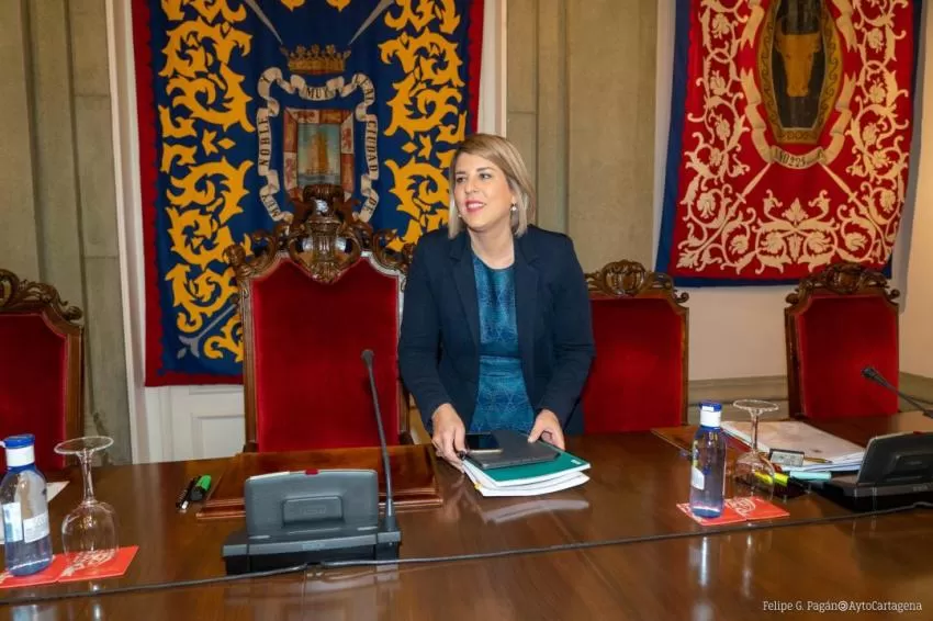 Arroyo propone instalar una gran bandera de la provincia marítima en el Puerto de Cartagena
