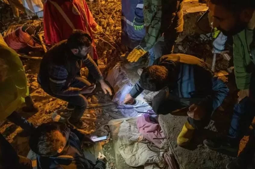 Aumentan a más de 11.100 los muertos por los terremotos en Turquía y Siria