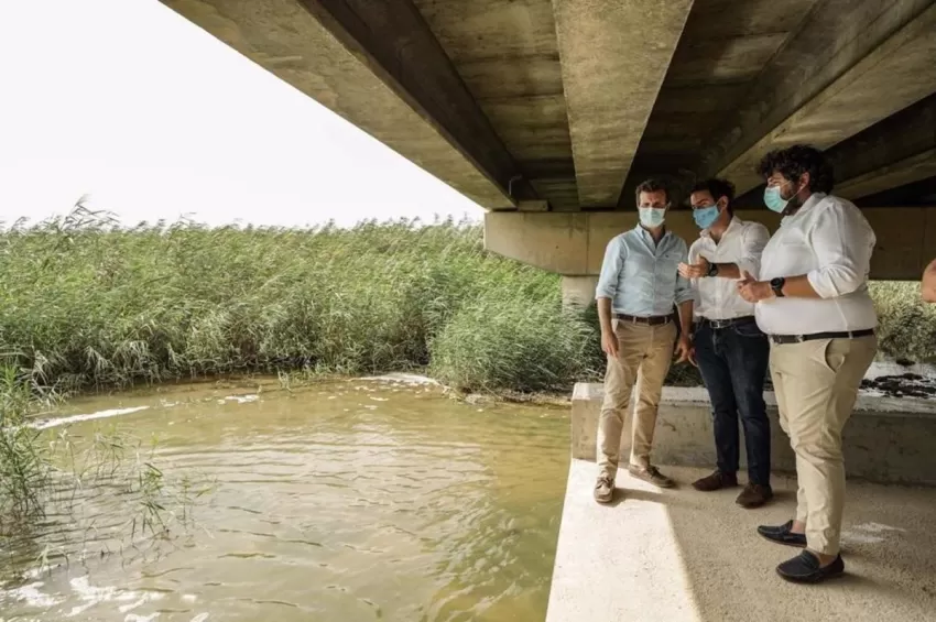 Casado pide que "se deje de verter al Mar Menor" y advierte que es el Estado quien tiene la competencia para ello