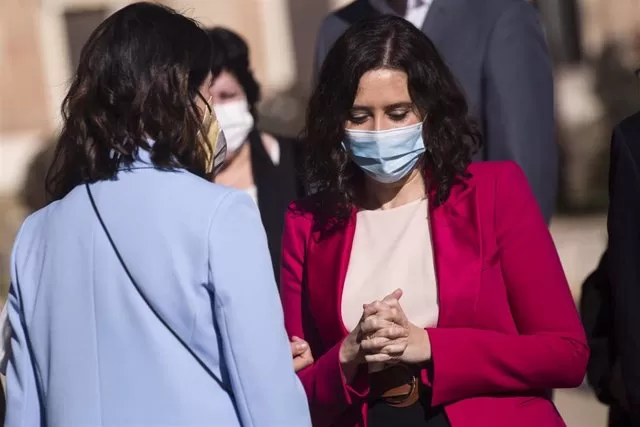 Ayuso se opone a adelantar el toque de queda y alerta de que podría provocar el aumento de cenas en las casas