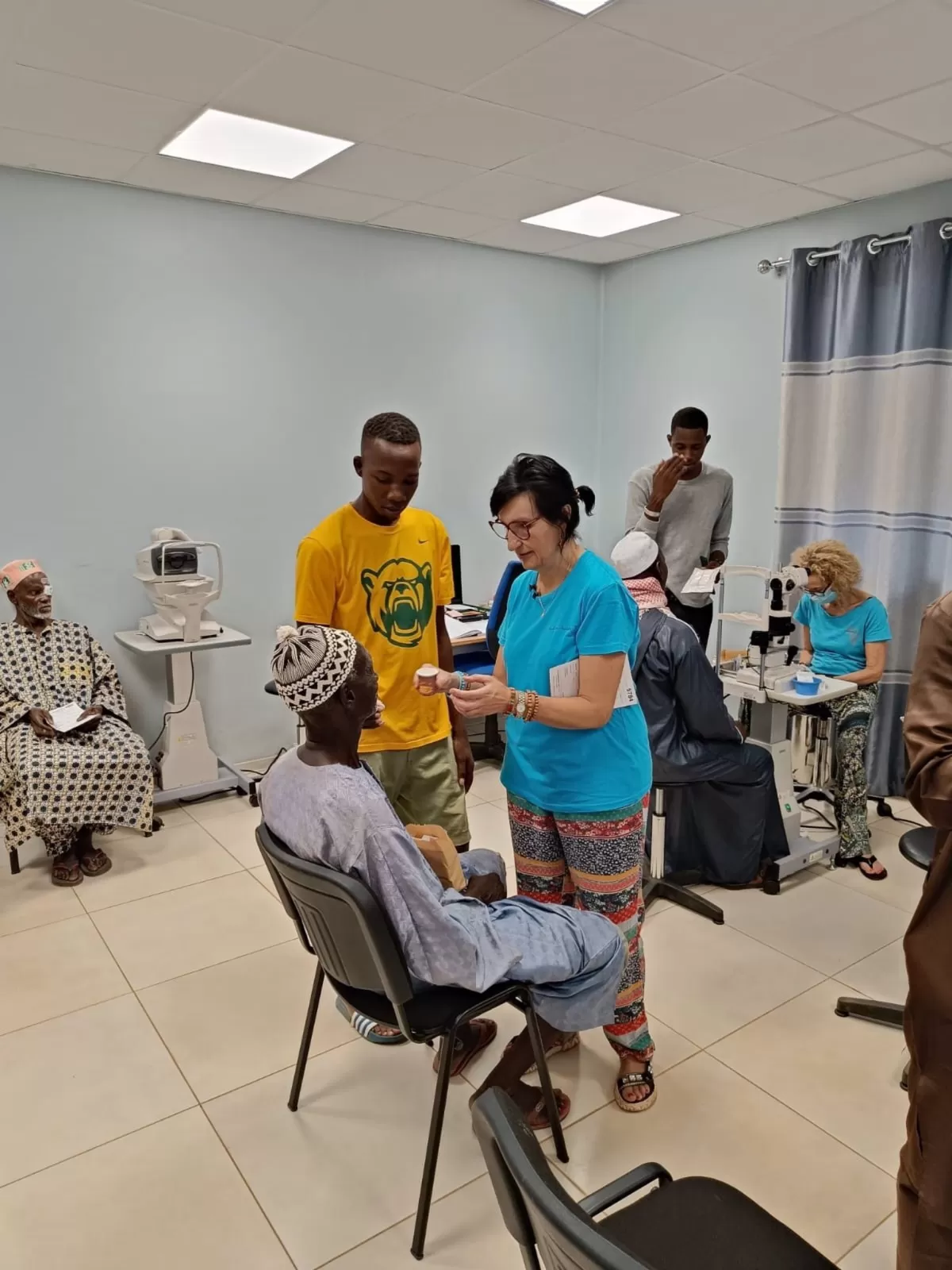 Azul en Acción y Clínicas COC equipan un nuevo hospital oftalmológico en Senegal