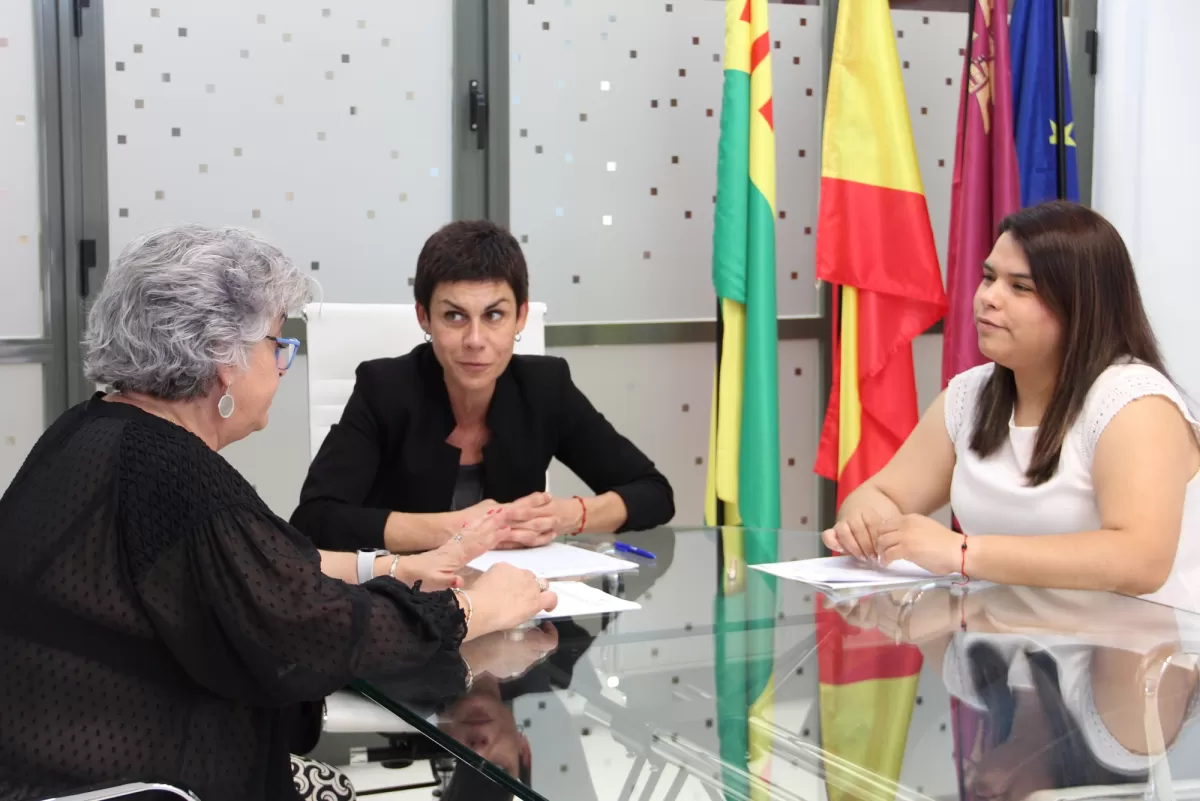 Beniel firma un convenio pionero con el Colegio de Veterinarios para que puedan implicarse en el Proyecto CES