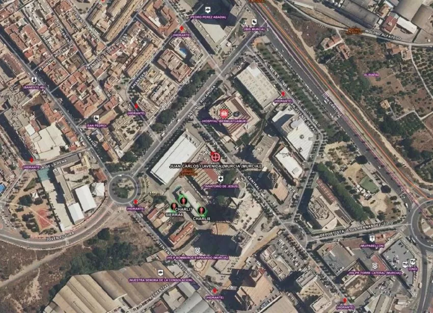 Bomberos de Murcia apagan el incendio declarado en una vivienda en la avenida Juan Carlos I