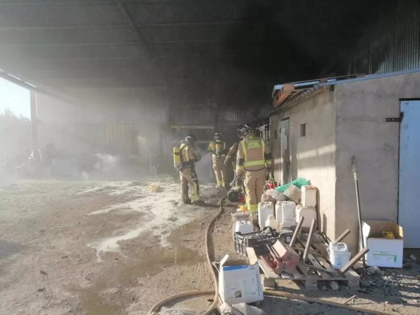 Bomberos extinguen el incendio declarado en una nave de porcino de Puerto Lumbreras