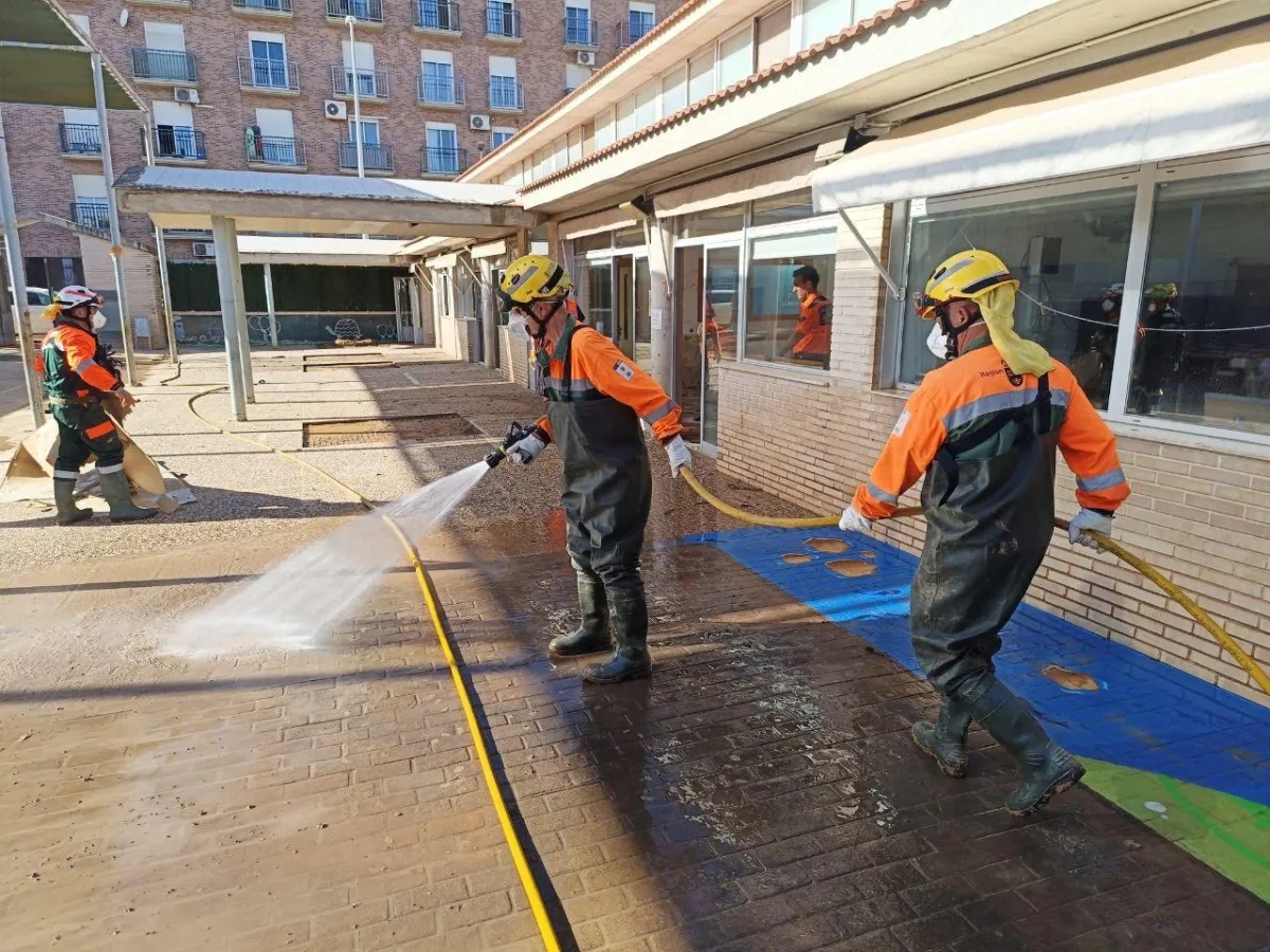 Bomberos forestales y voluntarios de la Región suman 22 días de ayuda a los a damnificados de la DANA