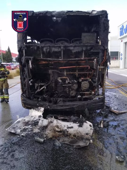 Bomberos sofocan el incendio originado en un autobús en el polígono industrial Cabezo Cortao de Murcia