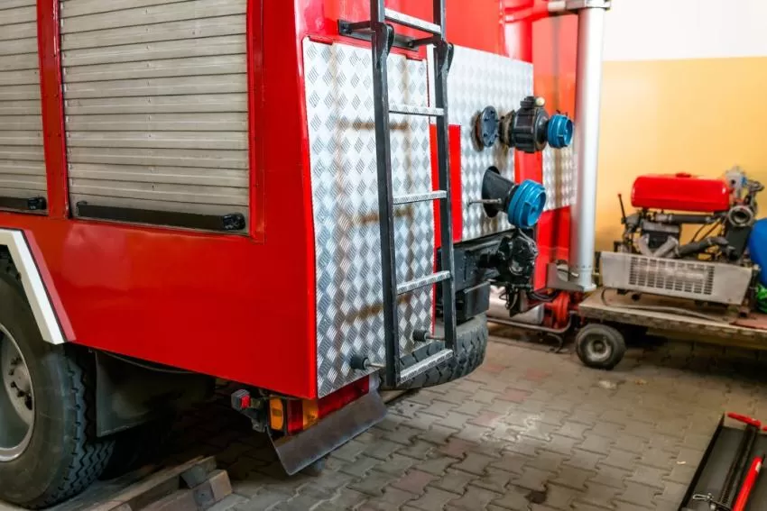 Bomberos trabajan en la extinción de un incendio de cañas y matorral junto al río en Archena