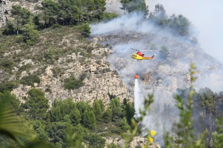 Bomberos trabajan en la extinción del incendio en el parque natural de El Montgó (Alicante)