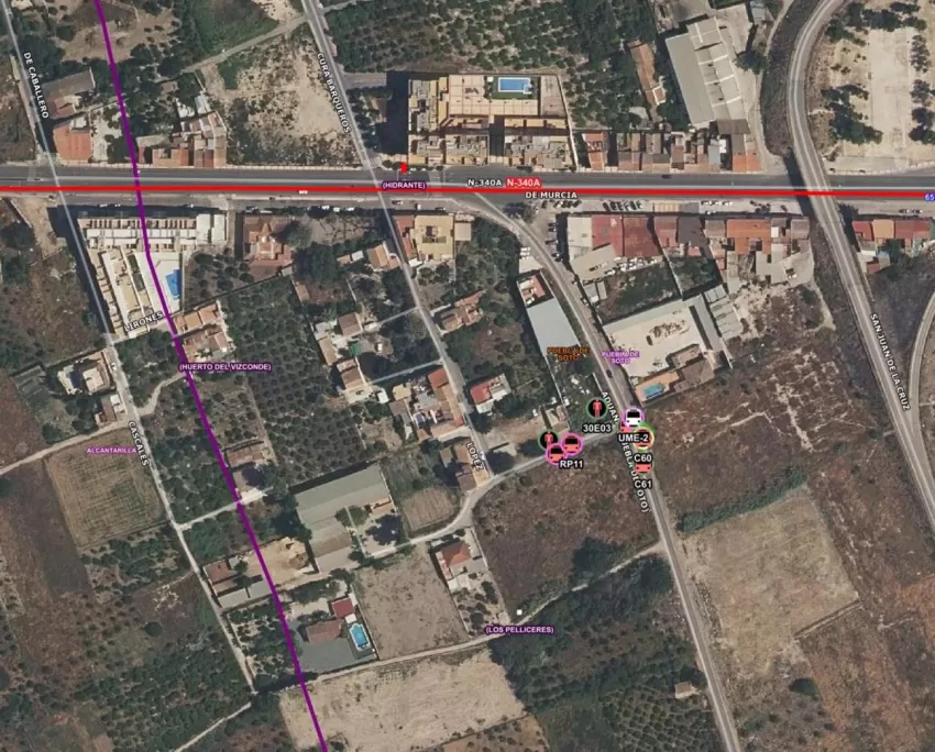 Bomberos trabajan en un incendio de vegetación en huertos abandonados en la Puebla de Soto