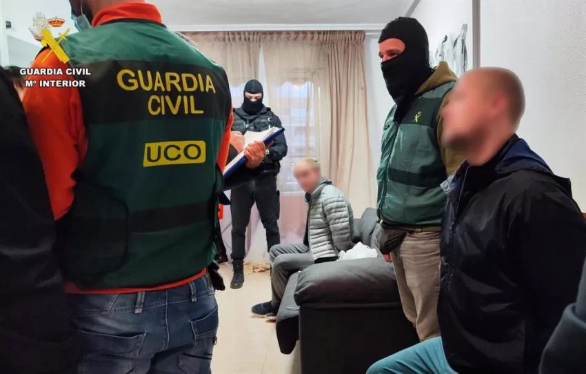 Cae una banda de ucranianos que usaba balizas para robar dinero y joyas a refugiados en Alicante y Murcia