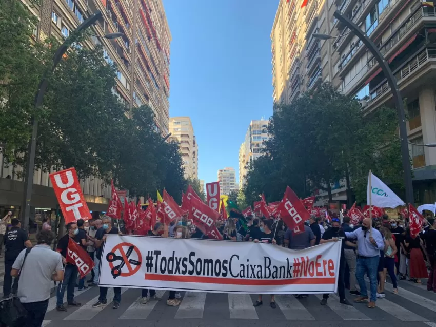 Los trabajadores de CaixaBank gritan "no al ERE" en la Gran Vía de Murcia