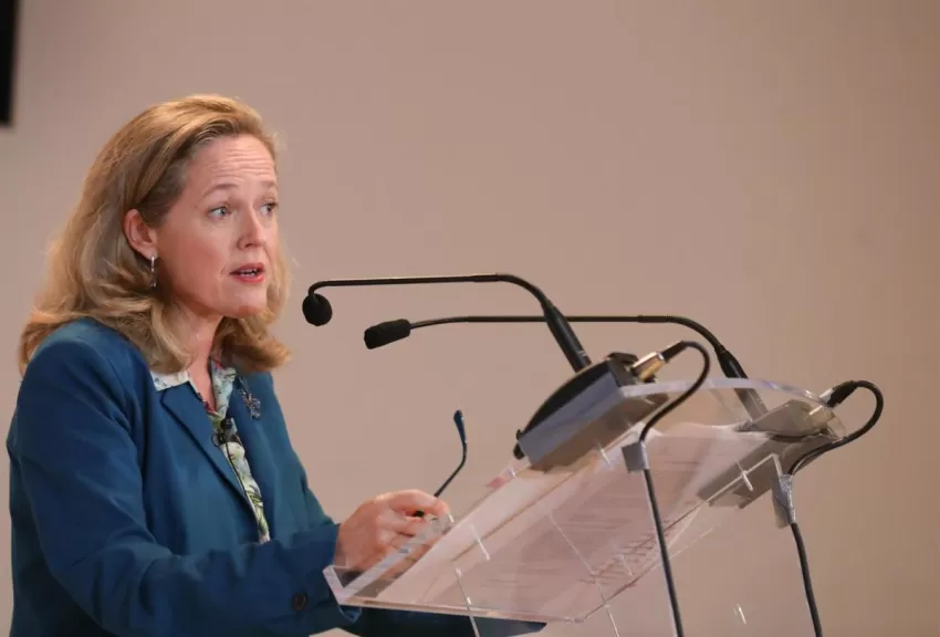 Calviño anticipa que el Gobierno tendrá que seguir tomando medidas contra el alza de precios de la energía