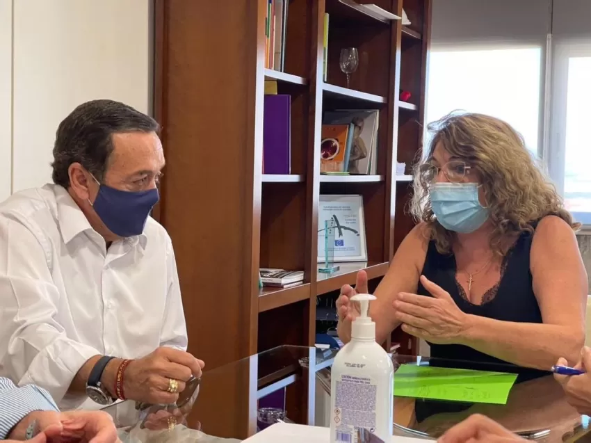 Campuzano expone a la patronal la situación del transporte escolar ante el "incumplimiento" del sector