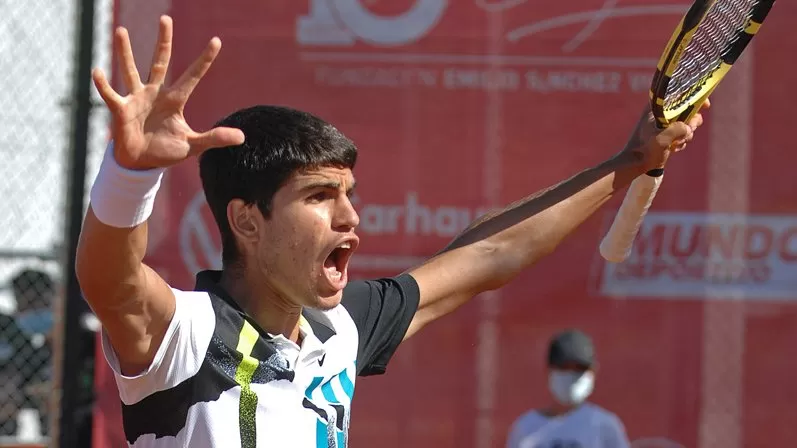 Carlos Alcaraz no pisa el freno en su casa