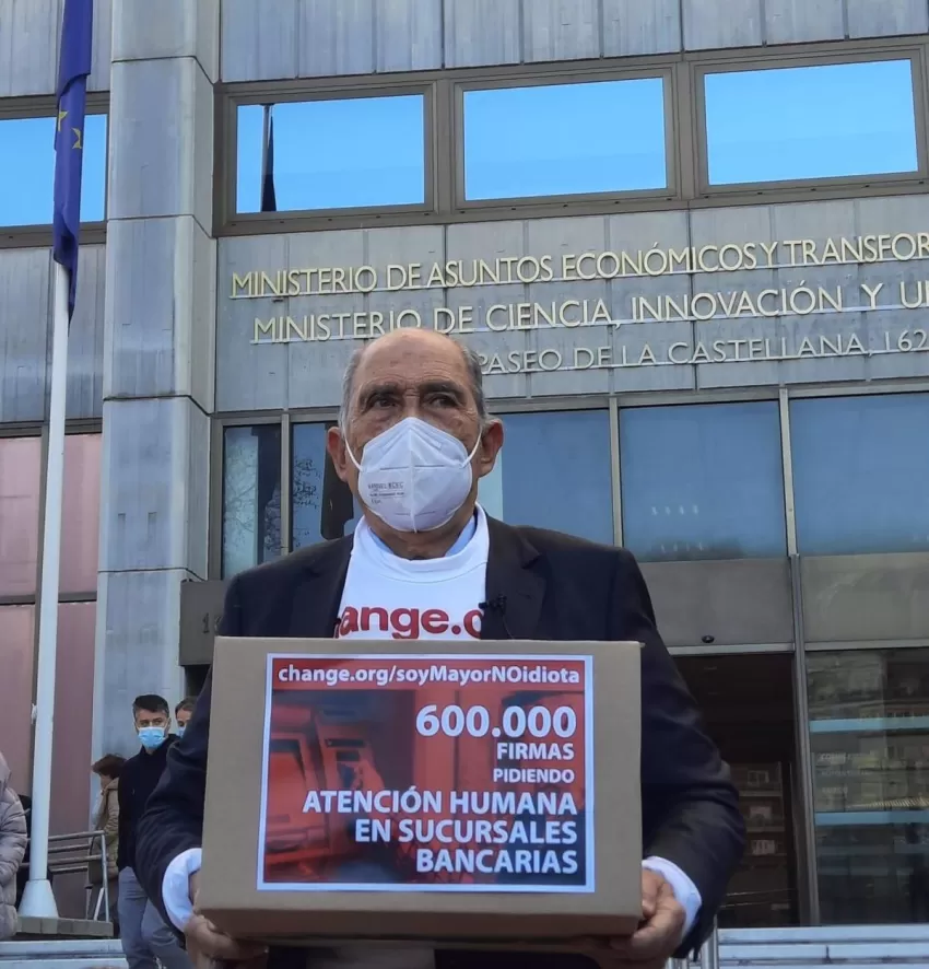 Carlos entrega las 600.000 firmas de 'Soy mayor, no idiota' "lleno de emoción" y pide medidas "urgentes"