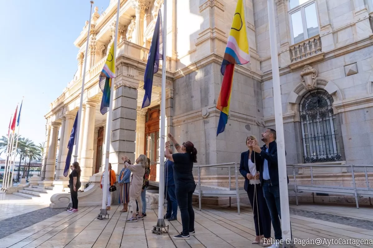 Cartagena conmemora el día de la Visibilidad Lésbica con el izado de su bandera en el Palacio Consistorial