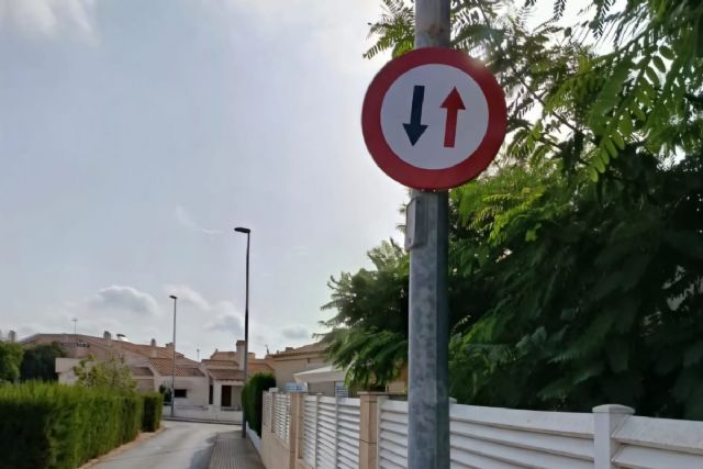 Cartagena instala 95 nuevas señales de tráfico en Molinos Marfagones para mejorar la seguridad vial