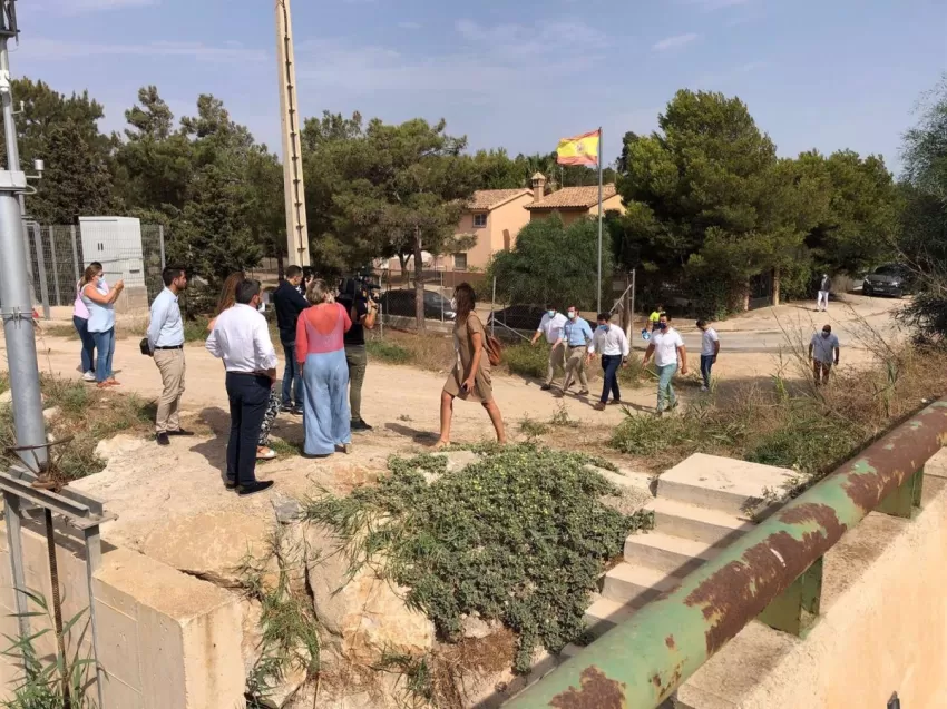 Casado visita la rambla del Albujón y los vecinos de Bahía Bella advierten que el Mar Menor "no aguanta más"