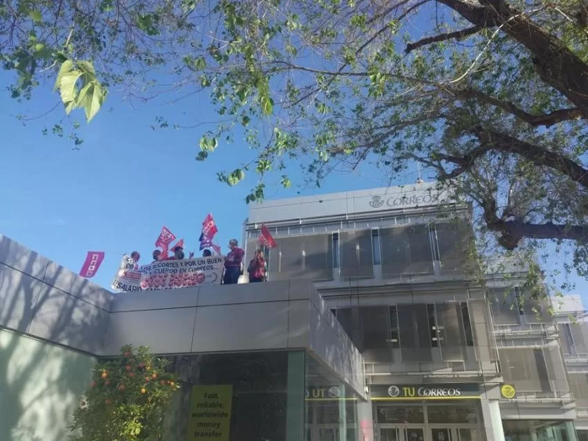 CCOO y UGT se encierran en la Oficina de Correos de Murcia para denunciar "el desguace del servicio público postal"