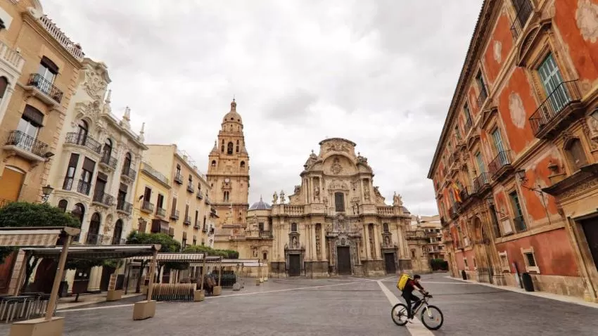 Chubascos dispersos ocasionalmente con tormentas en el interior
