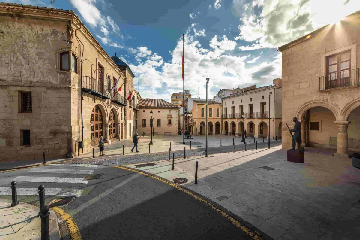 Chubascos ocasionalmente acompañados de tormentas, localmente fuertes en el interior