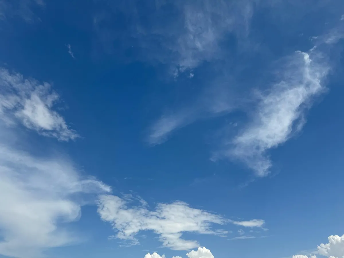 Chubascos y tormentas localmente fuertes y acompañados de granizo, que podrían ser muy fuertes