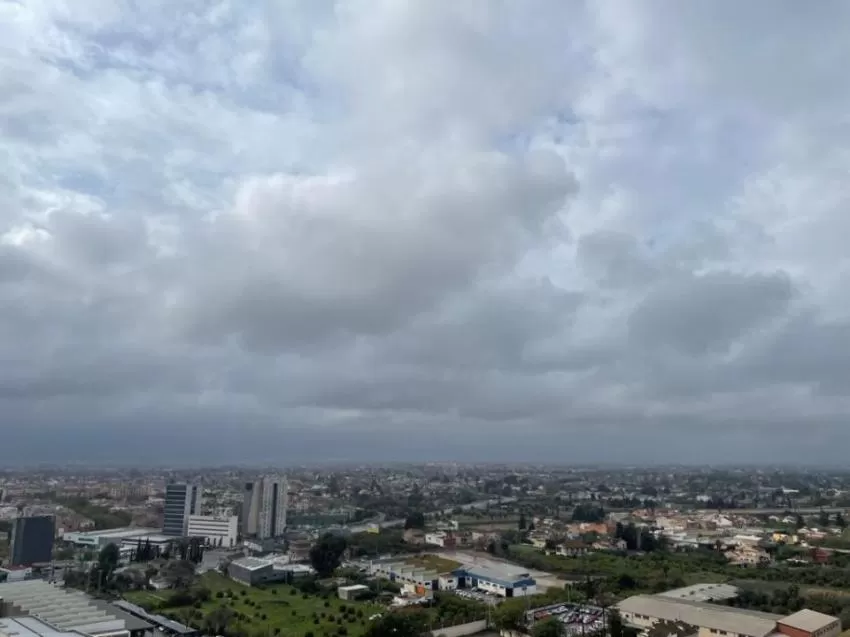 Cielo nuboso tendiendo a cubierto, con posibilidad de lluvia