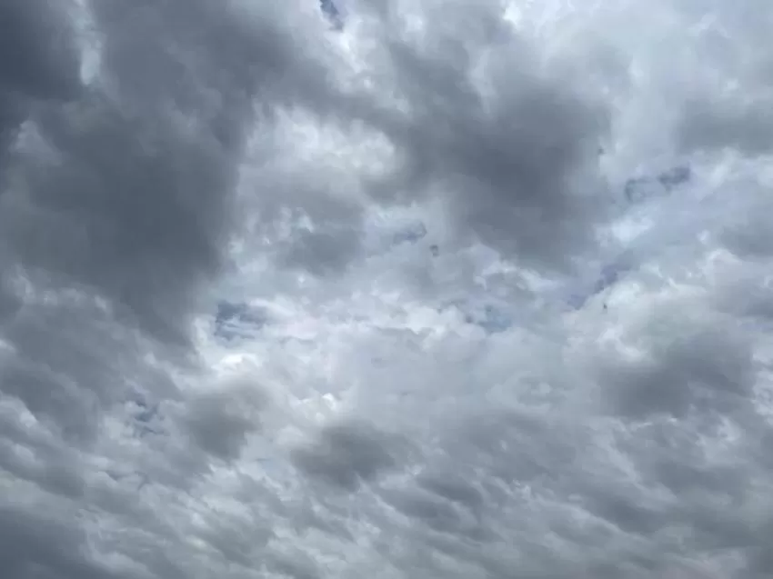 Cielos cubiertos con precipitaciones