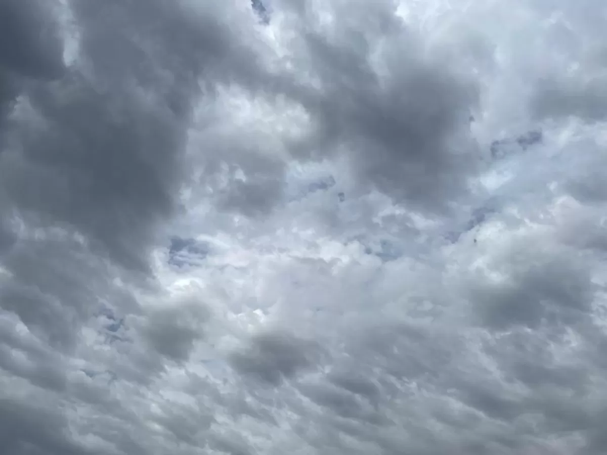 Cielos muy nubosos por la tarde, sin descartar precipitaciones débiles