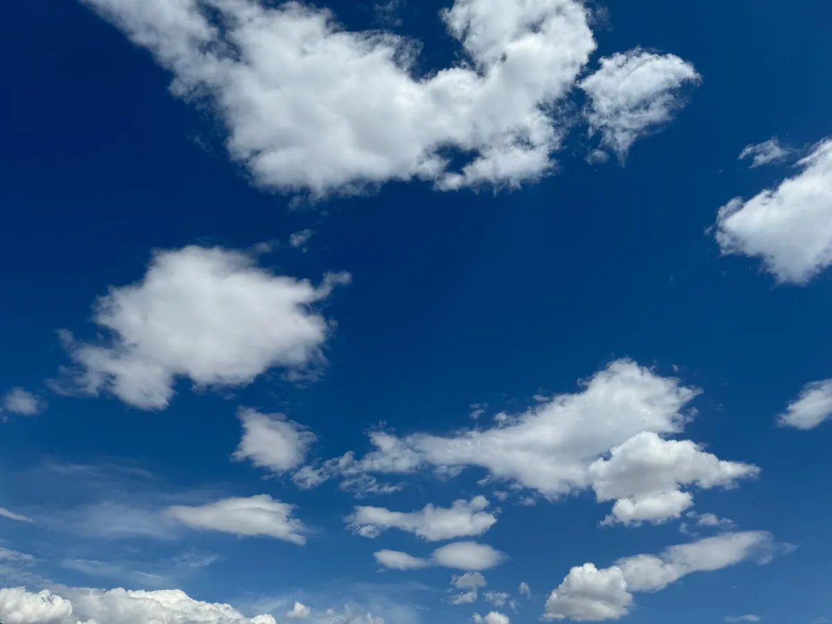 Cielos nubosos con chubascos ocasionales, más probables e intensos por la tarde en el Noroeste