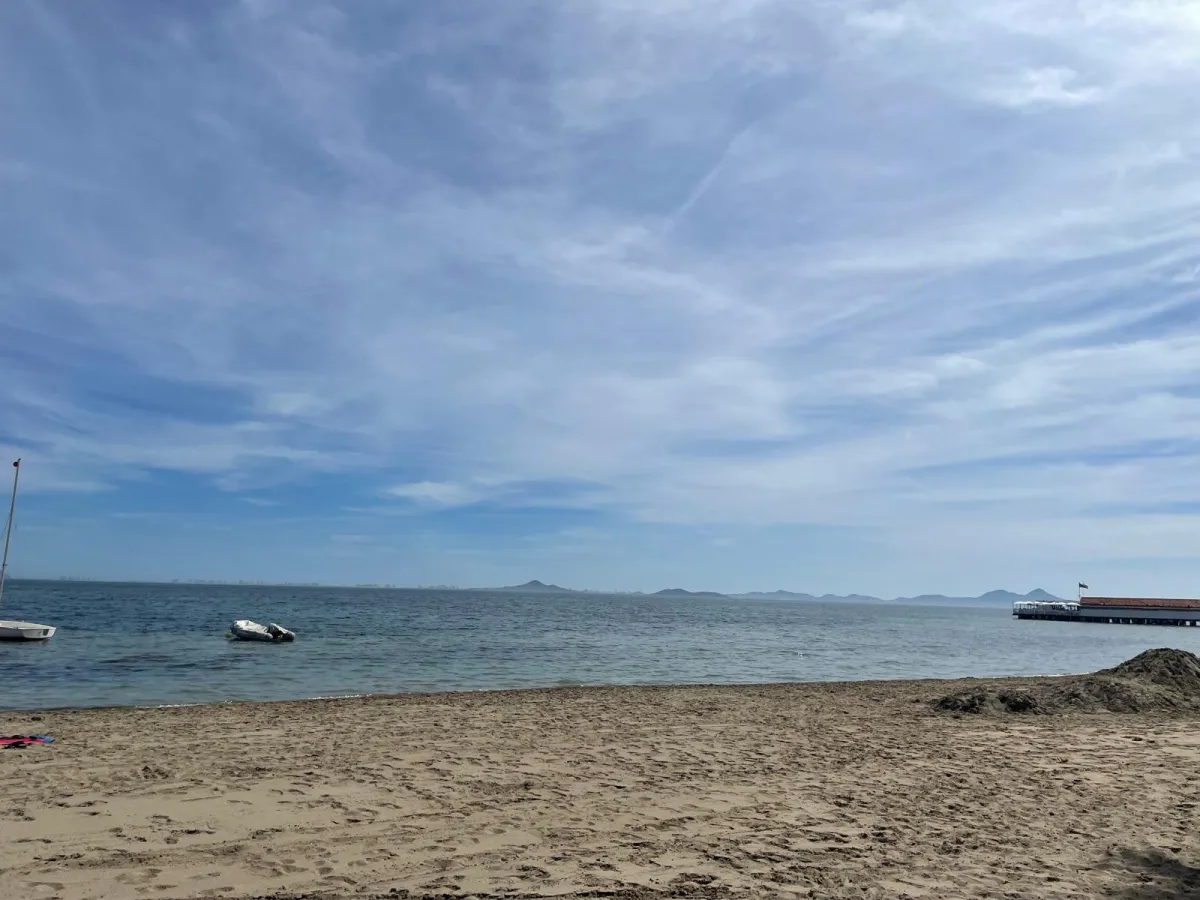 Cielos nubosos, posibles chubascos ocasionales 