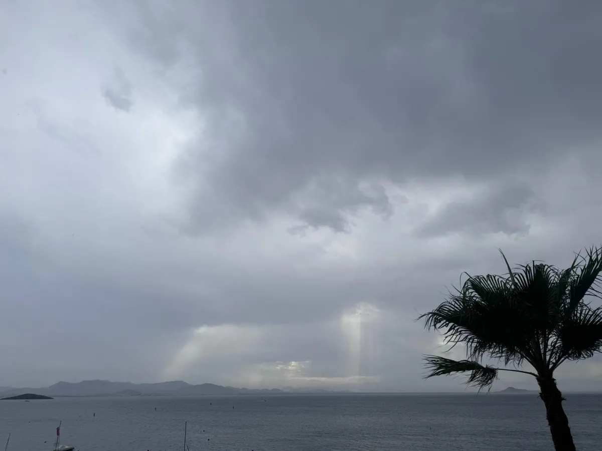 Cielos nubosos, sin descartar chubascos ocasionales, más probables durante la tarde