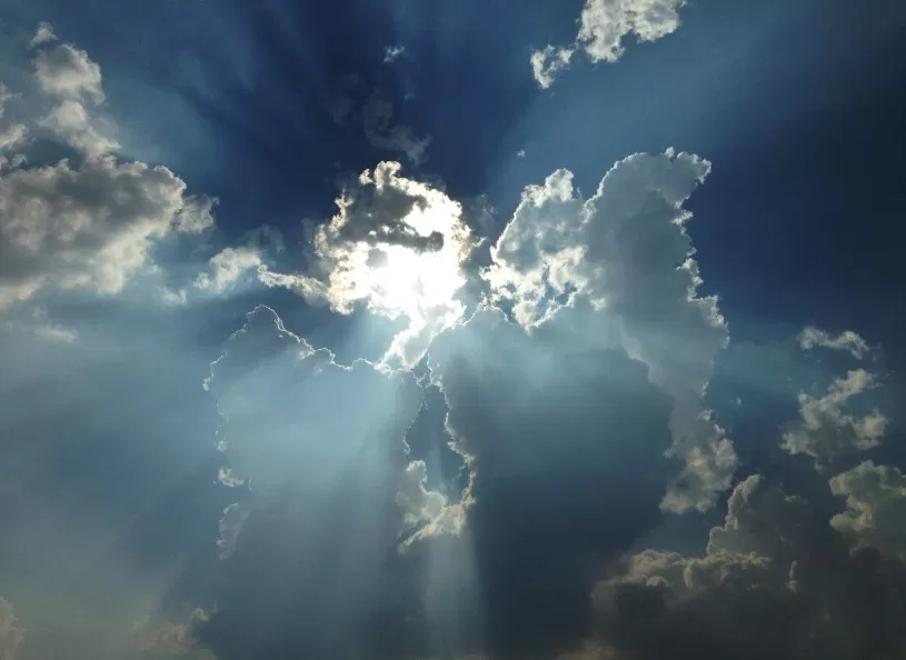 Cielos nubosos, tendiendo a poco nubosos a lo largo del día