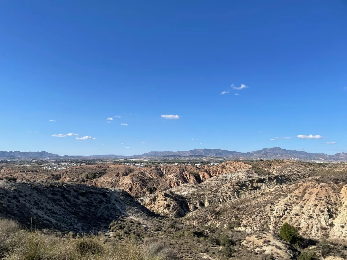 Cielos nubosos tendiendo a poco nubosos a partir de mediodía