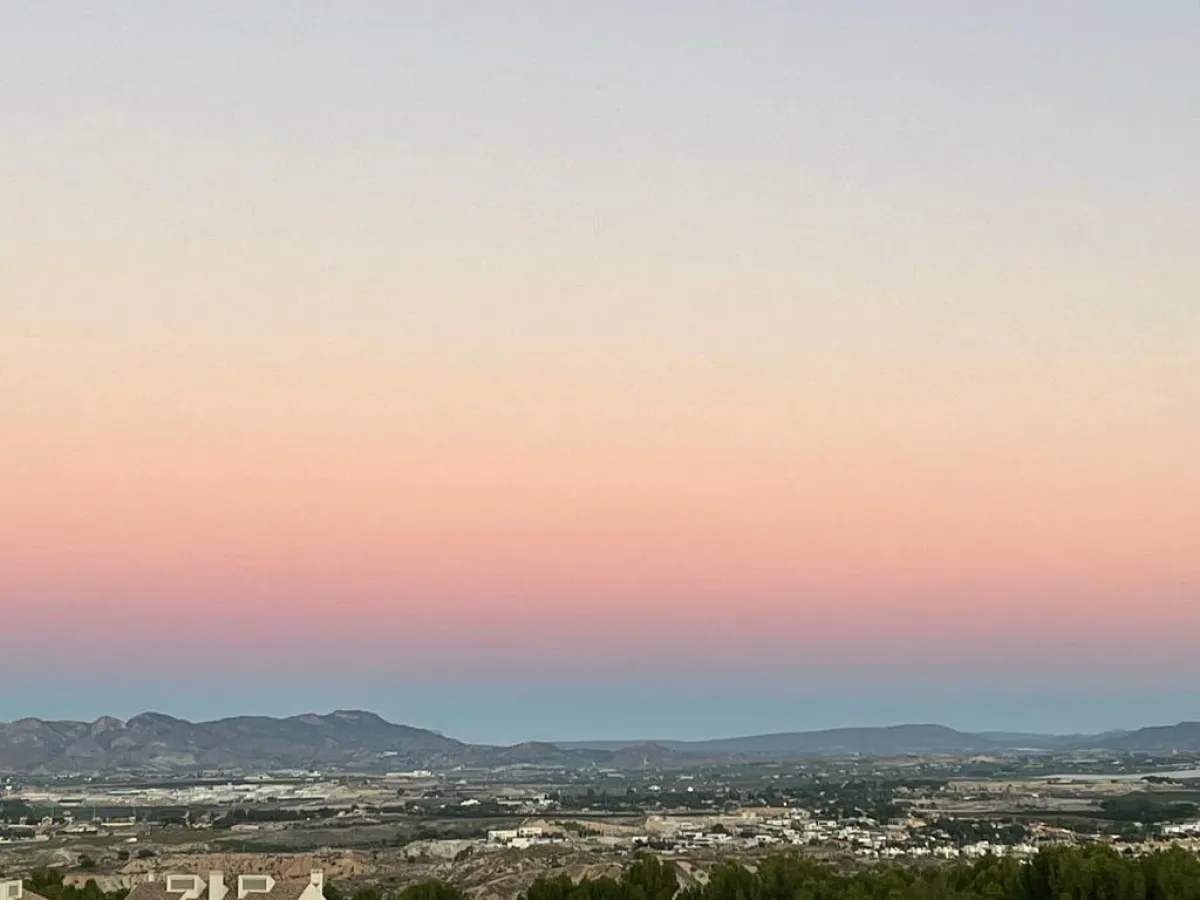 Cielos poco nubosos o despejados y temperaturas en ligero descenso o sin cambios