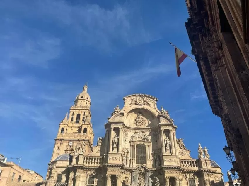 Cielos poco nubosos y brumas matinales