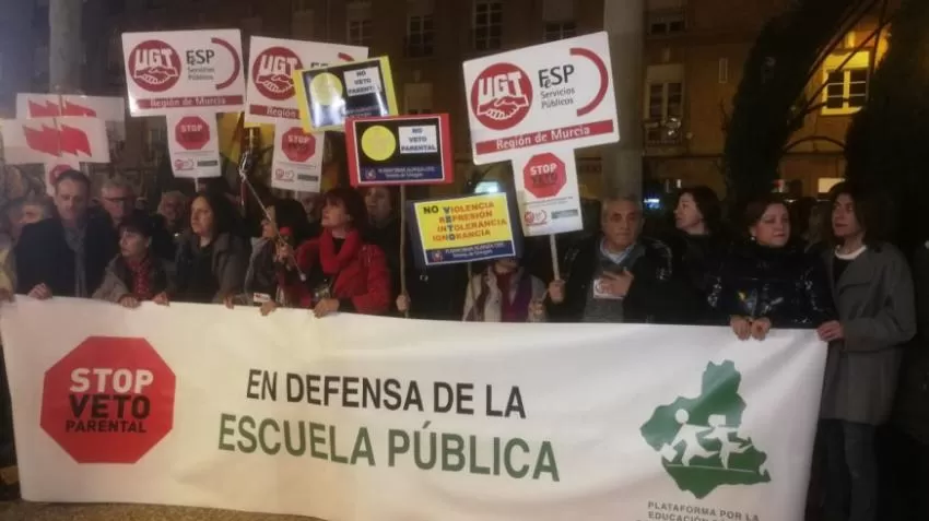 Cientos de personas se manifiestan frente a la sede del Gobierno regional en Murcia en protesta contra el "pin parental"