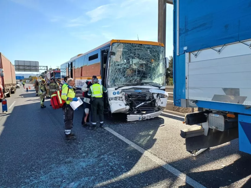 Cinco heridos leves en un accidente entre un turismo, un camión y un autobús en la A-7 a su paso por Murcia