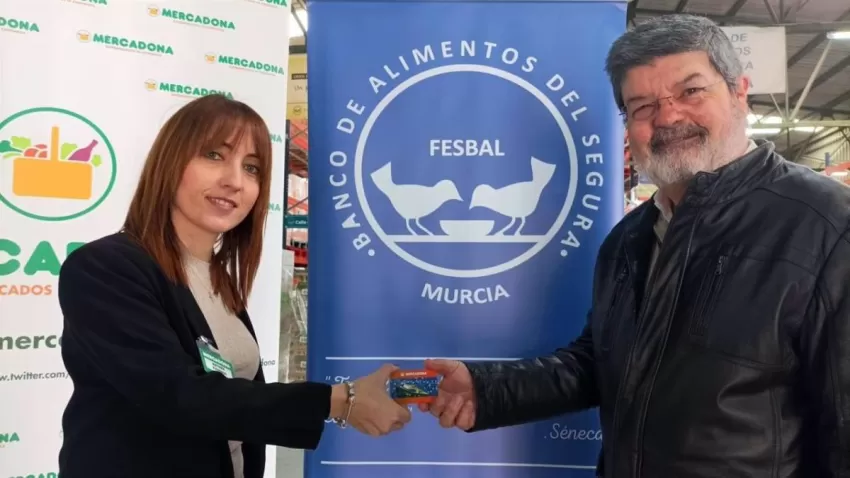Los clientes de Mercadona donan más de 1.100 tarjetas de compra al Banco de Alimentos del Segura