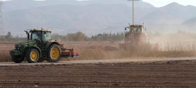 COAG y Fecoam ofrecen sus tractores para fumigar espacios públicos